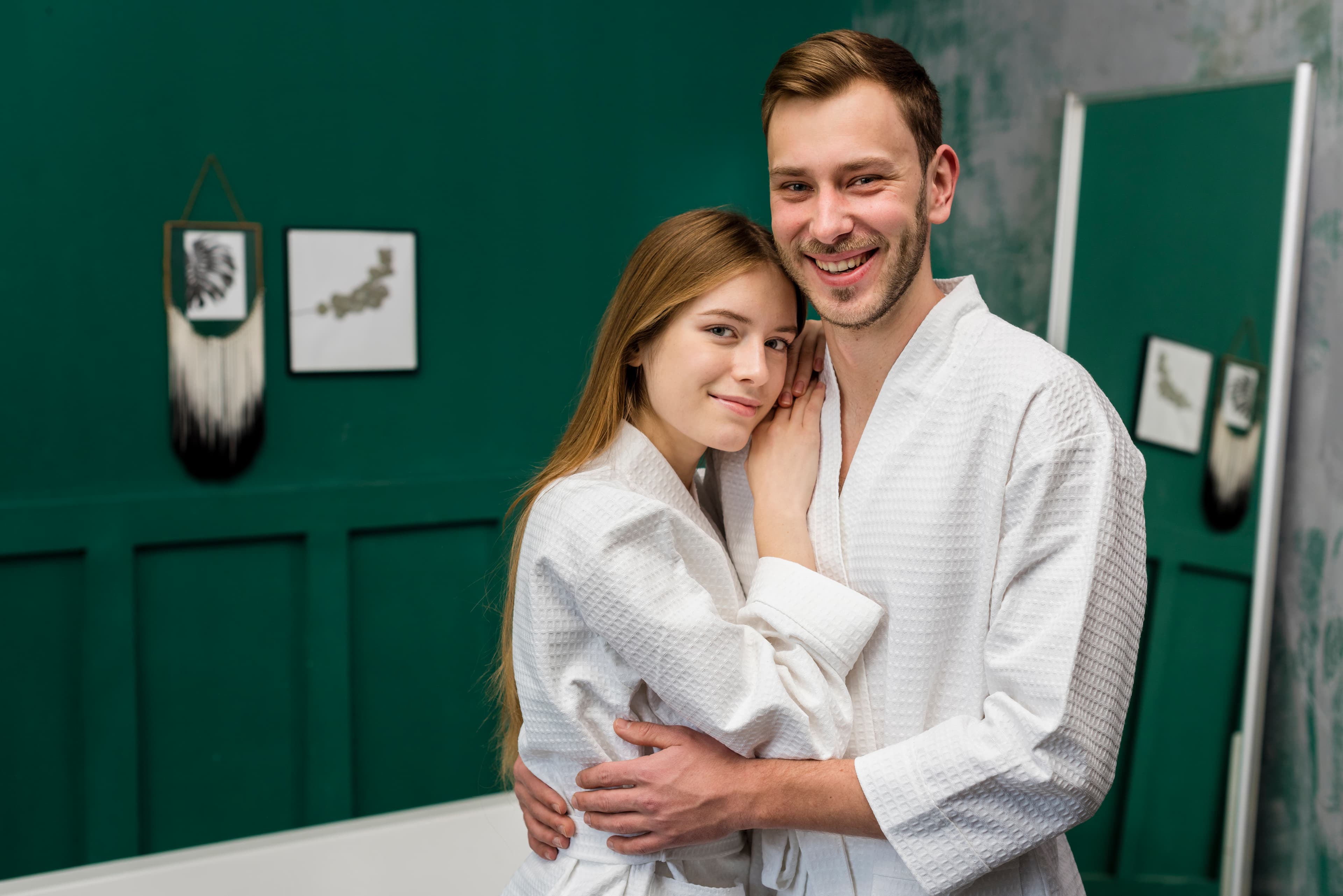Couple massage session in Saket