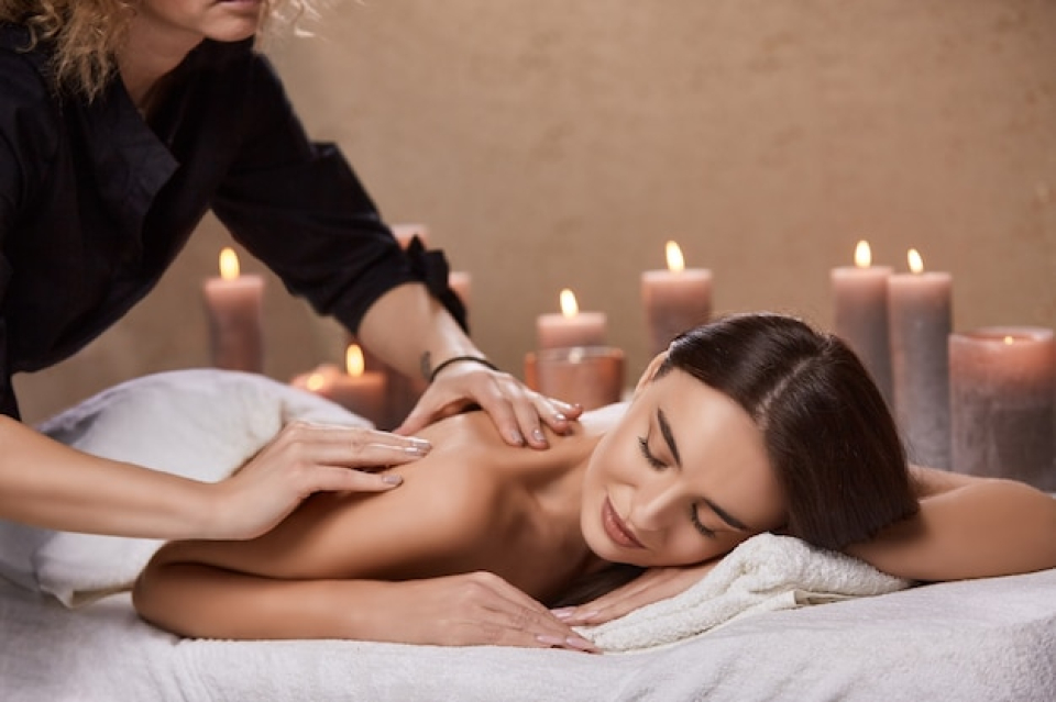 Therapist giving a massage at our spa in Greater Noida